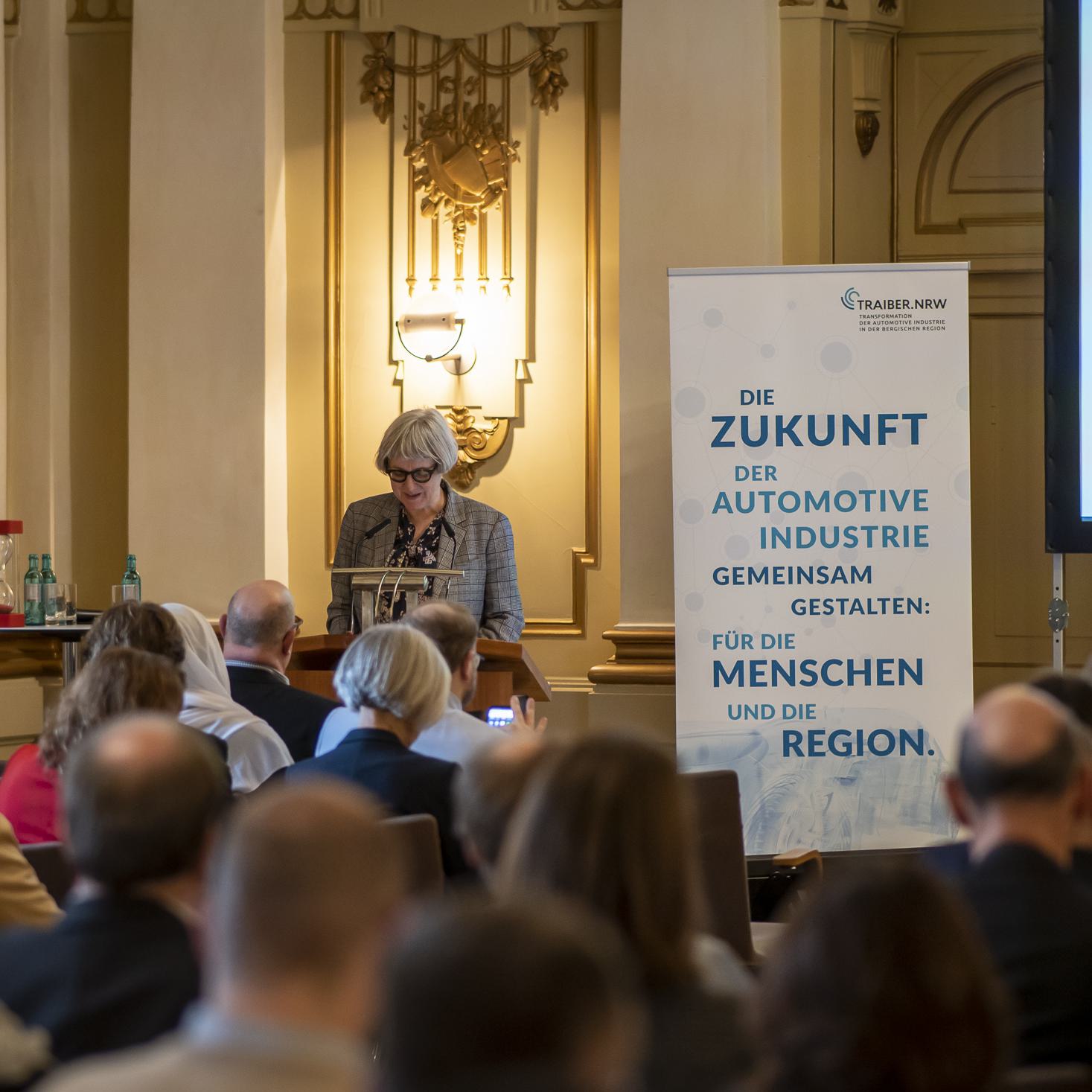 Staatssekretärin Silke Krebs vom MWIKE NRW sprach von vielfältigen Herausforderungen